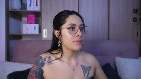 Sophiie online show from April 20, 2026, 4:04 am