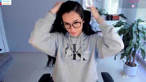 Snapshot of soyabby_ chatting on January 13, 2025, 9:42 pm Luisa online show from January 13, 2025, 9:42 pm