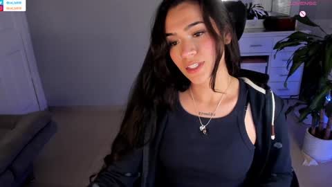 Snapshot of soyabby_ chatting on January 16, 2025, 1:37 am Luisa online show from January 16, 2025, 1:37 am