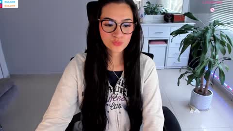 Snapshot of soyabby_ chatting on January 17, 2025, 8:22 pm Luisa online show from January 17, 2025, 8:22 pm