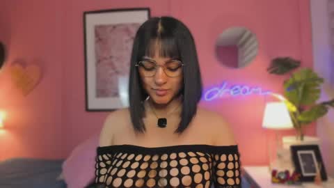 Snapshot of soysaraa_ chatting on May 5, 2026, 5:04 am Aleja online show from May 5, 2026, 5:04 am