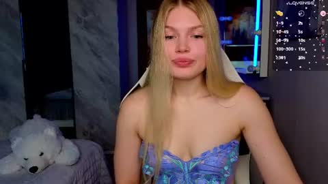 Snapshot of starlight_2004 chatting on June 15, 2026, 4:04 am Caroline online show from June 15, 2026, 4:04 am