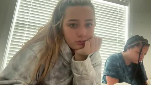 Snapshot of starqueenieee chatting on February 14, 2025, 5:03 pm starqueenieee online show from February 14, 2025, 5:03 pm