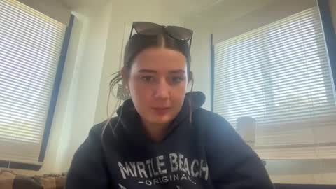 Snapshot of starqueenieee chatting on September 8, 2025, 4:28 pm starqueenieee online show from September 8, 2025, 4:28 pm