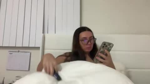 Snapshot of starqueenieee chatting on November 4, 2025, 11:37 pm starqueenieee online show from November 4, 2025, 11:37 pm