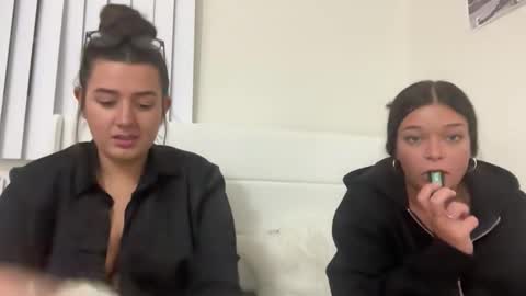 Snapshot of starqueenieee chatting on November 7, 2025, 1:05 am starqueenieee online show from November 7, 2025, 1:05 am