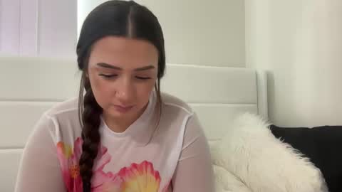 Snapshot of starqueenieee chatting on November 12, 2025, 7:13 pm starqueenieee online show from November 12, 2025, 7:13 pm