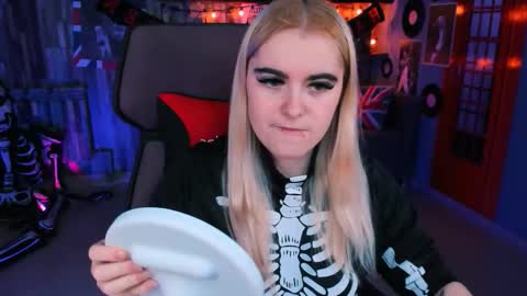 Snapshot of stef_nicks chatting on October 31, 2025, 9:10 am stef_nicks online show from October 31, 2025, 9:10 am