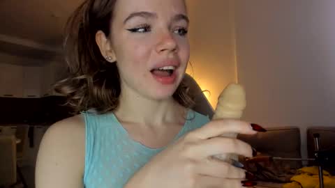 Asella online show from December 1, 2025, 8:52 am