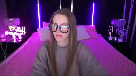 stellahoneywell online show from October 21, 2025, 12:50 pm