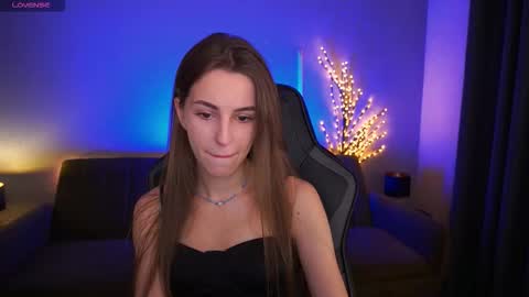 stellahoneywell online show from November 3, 2025, 1:23 pm