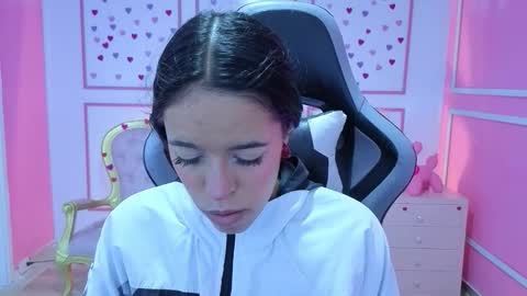 Stephania online show from November 5, 2025, 12:27 pm