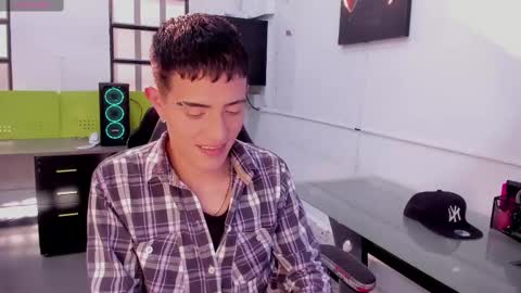 Snapshot of steveen_1604 chatting on February 23, 2025, 9:05 pm Stevenn online show from February 23, 2025, 9:05 pm