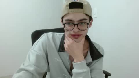 Snapshot of stiv_grant chatting on May 6, 2026, 1:14 am stiv_grant online show from May 6, 2026, 1:14 am