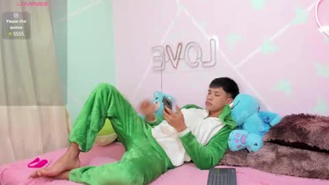 Snapshot of stiven_twinkboy chatting on February 13, 2025, 12:57 am Bryan Stiven online show from February 13, 2025, 12:57 am