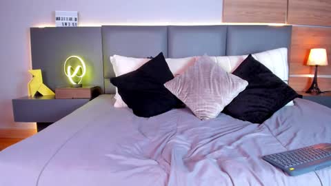 Stone Lee  online show from February 23, 2025, 6:49 am