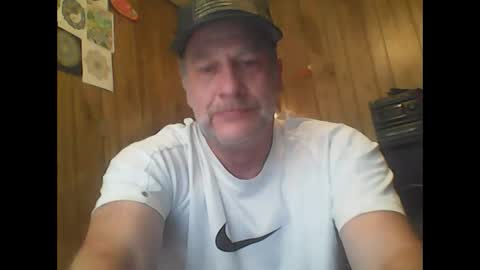 straightmaletouse online show from April 20, 2026, 4:43 pm