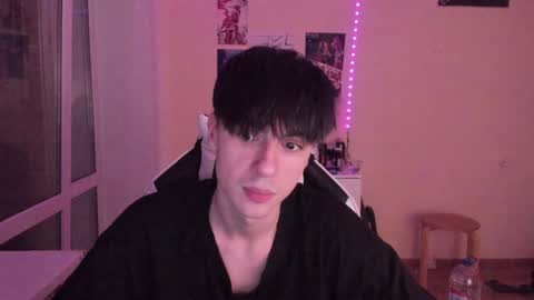 Snapshot of stralght_twinks chatting on December 2, 2024, 12:09 am Ray online show from December 2, 2024, 12:09 am