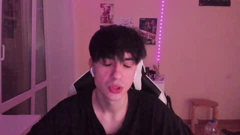 Snapshot of stralght_twinks chatting on December 2, 2024, 3:15 am Ray online show from December 2, 2024, 3:15 am