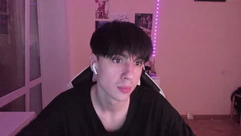 Snapshot of stralght_twinks chatting on December 4, 2024, 1:47 am Ray online show from December 4, 2024, 1:47 am