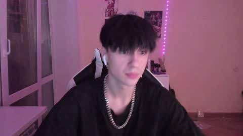 Snapshot of stralght_twinks chatting on December 7, 2024, 4:42 am Ray online show from December 7, 2024, 4:42 am