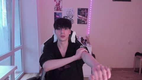 Snapshot of stralght_twinks chatting on December 9, 2024, 7:39 am Ray online show from December 9, 2024, 7:39 am