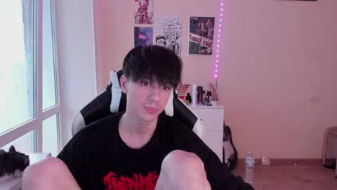 Snapshot of stralght_twinks chatting on December 10, 2024, 11:32 am Ray online show from December 10, 2024, 11:32 am