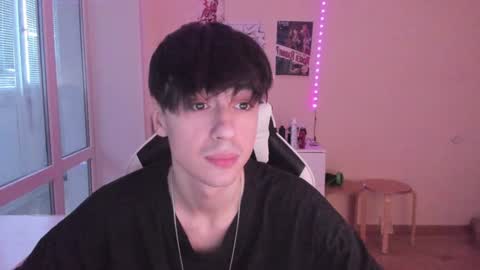 Snapshot of stralght_twinks chatting on December 15, 2024, 7:24 am Ray online show from December 15, 2024, 7:24 am