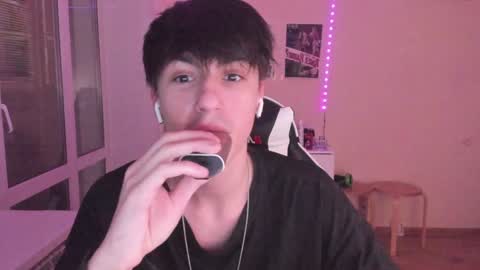 Snapshot of stralght_twinks chatting on December 19, 2024, 10:32 pm Ray online show from December 19, 2024, 10:32 pm