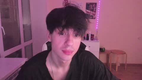 Snapshot of stralght_twinks chatting on December 20, 2024, 1:36 am Ray online show from December 20, 2024, 1:36 am