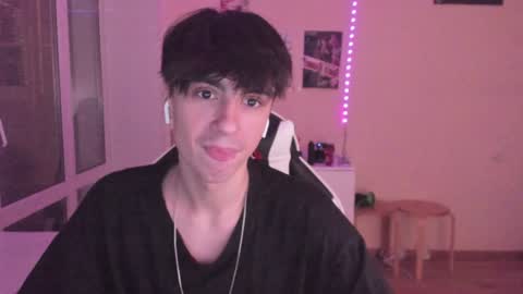 Snapshot of stralght_twinks chatting on December 20, 2024, 11:37 pm Ray online show from December 20, 2024, 11:37 pm