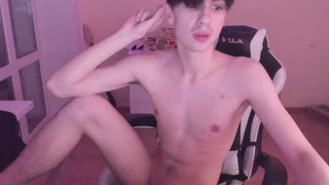 Snapshot of stralght_twinks chatting on December 27, 2024, 5:42 am Ray online show from December 27, 2024, 5:42 am