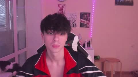 Snapshot of stralght_twinks chatting on January 3, 2025, 6:33 am Ray online show from January 3, 2025, 6:33 am