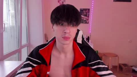 Snapshot of stralght_twinks chatting on January 8, 2025, 12:26 pm Ray online show from January 8, 2025, 12:26 pm