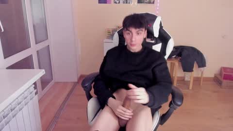 Snapshot of stralght_twinks chatting on February 4, 2025, 3:36 pm Ray online show from February 4, 2025, 3:36 pm