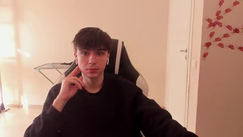 Snapshot of stralght_twinks chatting on March 9, 2025, 7:56 am Ray online show from March 9, 2025, 7:56 am