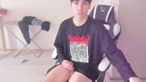 Snapshot of stralght_twinks chatting on September 22, 2025, 1:57 pm Ray online show from September 22, 2025, 1:57 pm