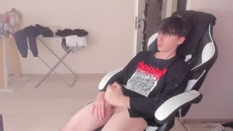 Snapshot of stralght_twinks chatting on October 4, 2025, 12:36 pm Ray online show from October 4, 2025, 12:36 pm