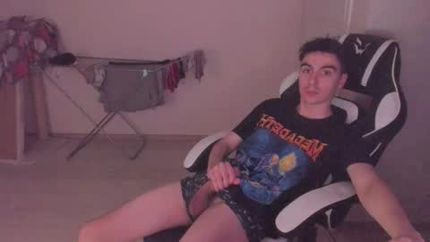 Snapshot of stralght_twinks chatting on October 15, 2025, 4:40 pm Ray online show from October 15, 2025, 4:40 pm