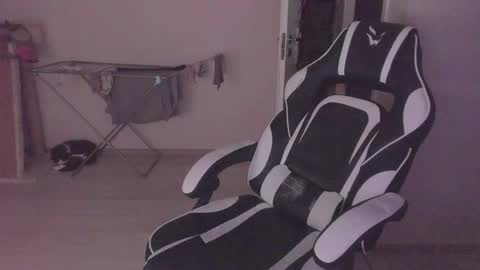 Snapshot of stralght_twinks chatting on October 17, 2025, 4:09 pm Ray online show from October 17, 2025, 4:09 pm