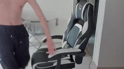 Snapshot of stralght_twinks chatting on October 21, 2025, 12:39 pm Ray online show from October 21, 2025, 12:39 pm