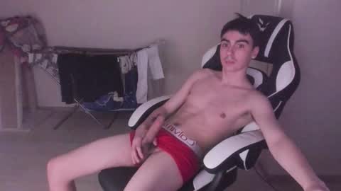 Snapshot of stralght_twinks chatting on October 29, 2025, 5:36 pm Ray online show from October 29, 2025, 5:36 pm