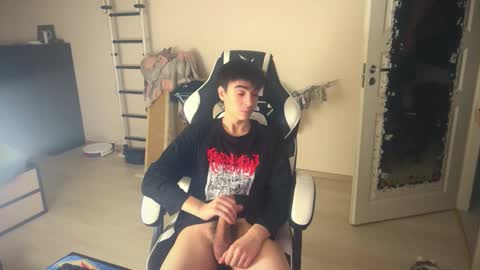 Snapshot of stralght_twinks chatting on December 2, 2025, 12:54 pm Ray online show from December 2, 2025, 12:54 pm