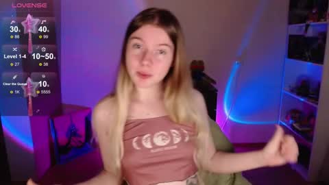 Snapshot of strawberry_juli chatting on October 3, 2025, 6:43 am Juli online show from October 3, 2025, 6:43 am