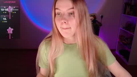 Snapshot of strawberry_juli chatting on February 15, 2026, 4:31 am Juli online show from February 15, 2026, 4:31 am