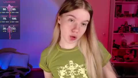 Snapshot of strawberry_juli chatting on June 15, 2026, 3:09 am Juli online show from June 15, 2026, 3:09 am