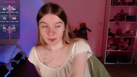 Snapshot of strawberry_juli chatting on June 19, 2026, 7:34 am Juli online show from June 19, 2026, 7:34 am