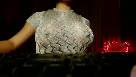 strawberry_kisses143 online show from June 13, 2026, 12:14 pm