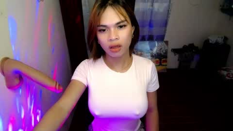 strawberry_kisses143 online show from July 28, 2026, 11:17 am