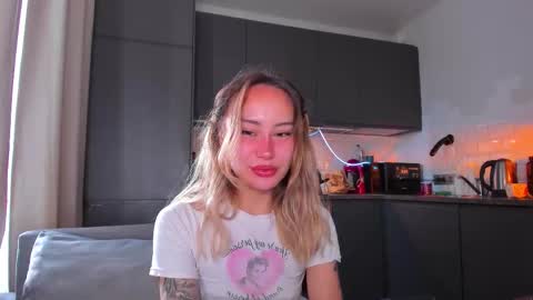 Snapshot of strawberrypie99 chatting on September 27, 2025, 7:35 am Tati and Lola online show from September 27, 2025, 7:35 am